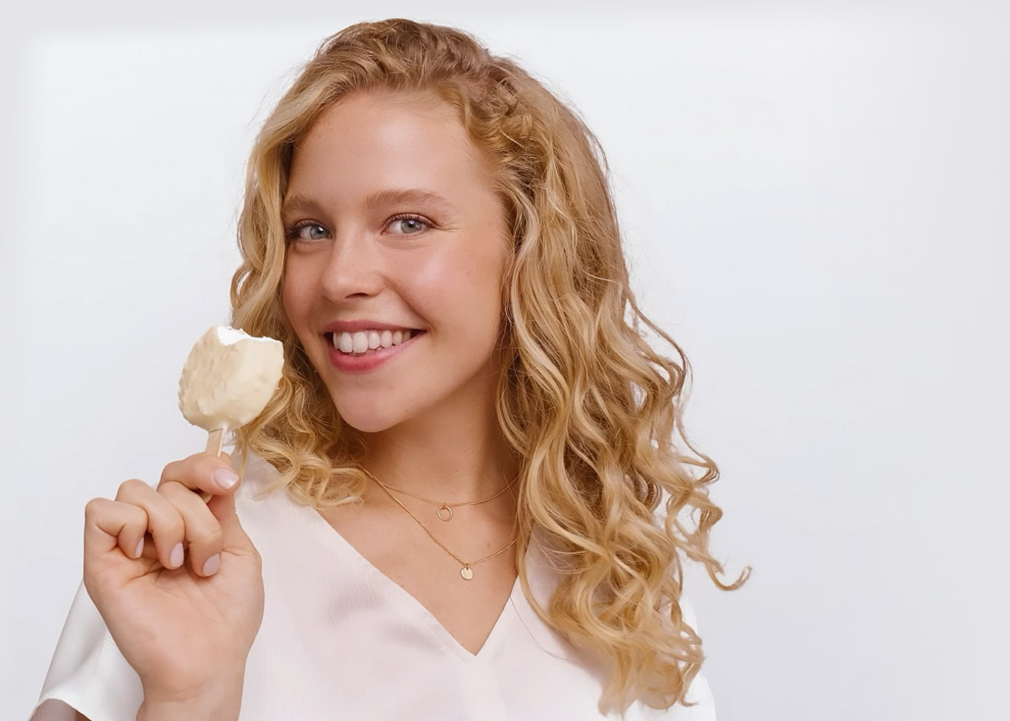 Frau zeigt Raffaello Eis
