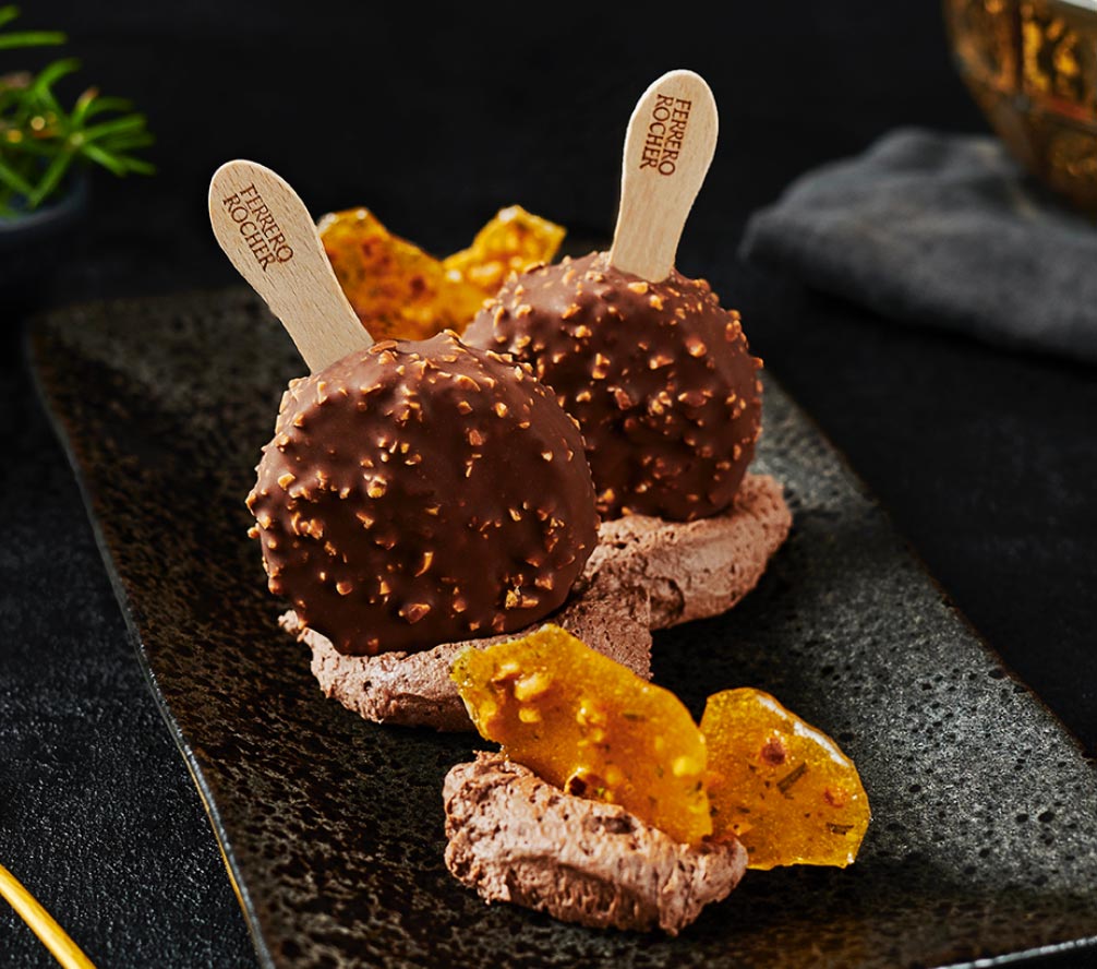 Ferrero Rocher Eis Classic mit Rosmarin-Krokant und Schokomousse