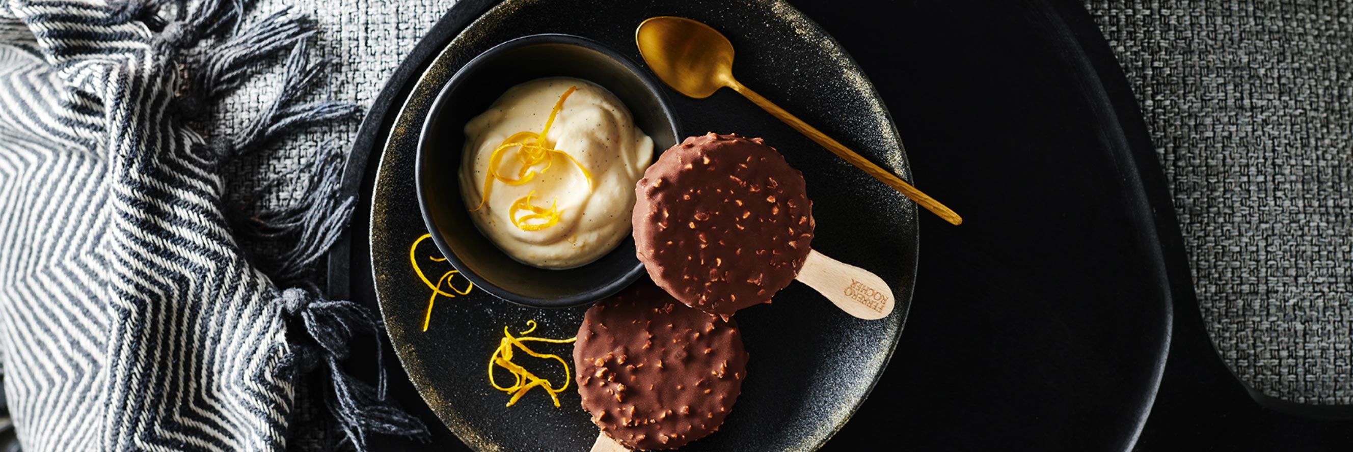 Ferrero Rocher Eis Dark mit Vanille-Orangen-Schaum